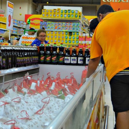 Varejo cresce 2% em novembro, diz IBGE