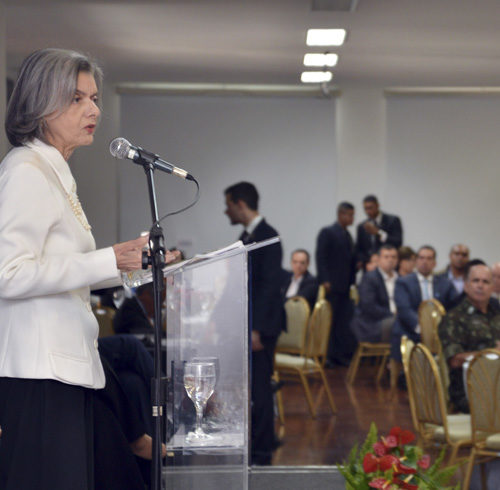 Cármen Lúcia critica polarização política em palestra na ACRJ