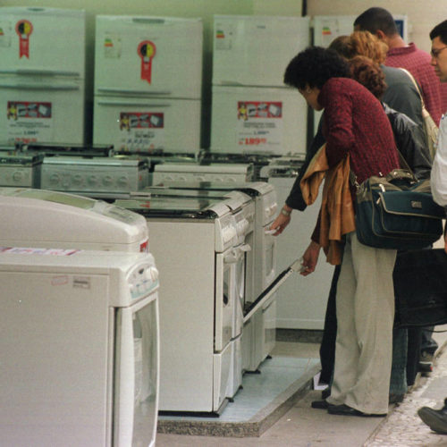 Com greve dos caminhoneiros, vendas do varejo recuam 0,6% em maio ante abril