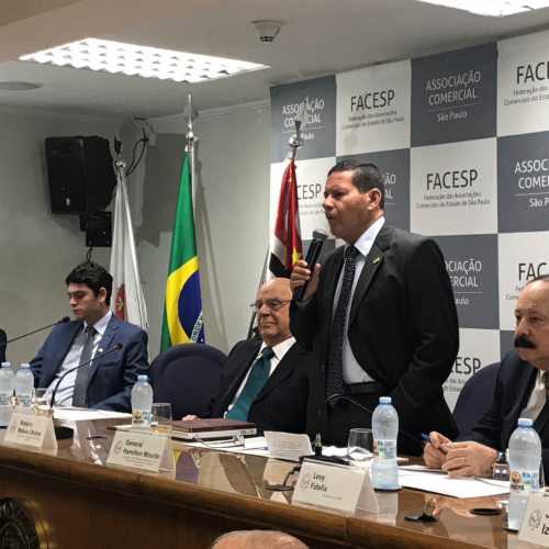 Crianças estão aprendendo filosofia em vez de matérias mais importantes, diz Mourão na ACSP