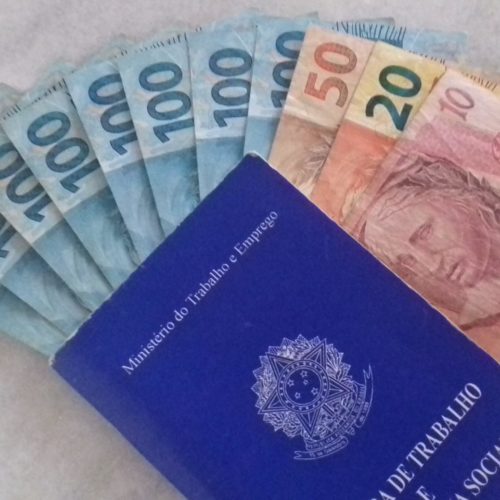 Governo Bolsonaro tem até abril para definir regra que reajusta salário mínimo