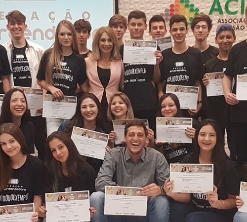 Alunos catarinenses se formam em empreendedorismo