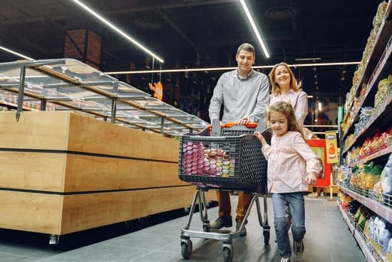 A portaria quer exigir que supermercados, por exemplo, farmácias, só possam abrir em feriados mediante autorização em convenção coletiva. Foto: Banco de Imagem