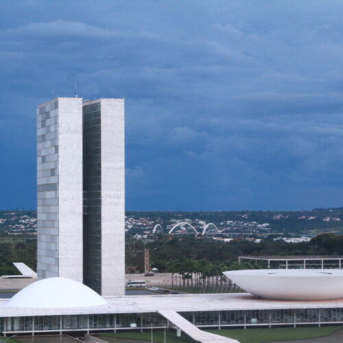 Associações comerciais entregam carta com reivindicações a deputados e senadores