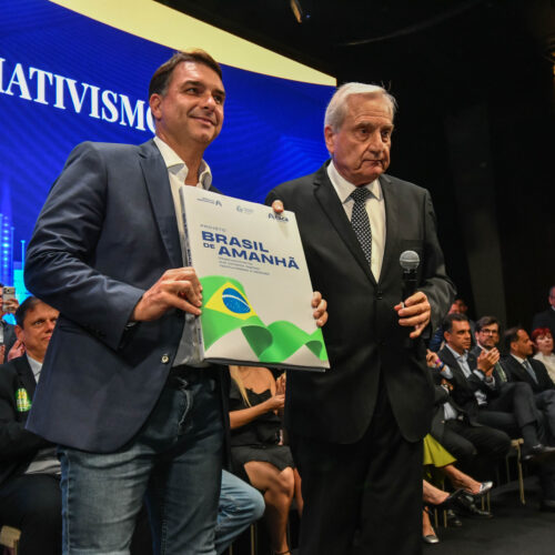 Setor produtivo debate prioridades e entrega a Flávio Bolsonaro propostas para a economia